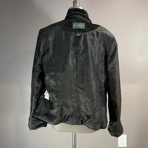 Large Danier suede leather classic black blazer. Quality staple piece. Canadian - Picture 10 of 17